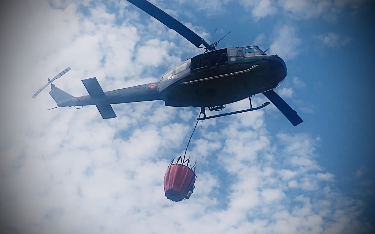 Helicóptero de su Fuerza Aérea ayudó a controlar  incendio en el cerro de Piringallo, Cundinamarca.