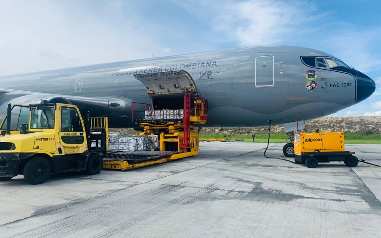 Su Fuerza Aérea transporta canastas nutricionales y refuerzos médicos hacia el Amazonas en apoyo a la lucha contra el Covid-19