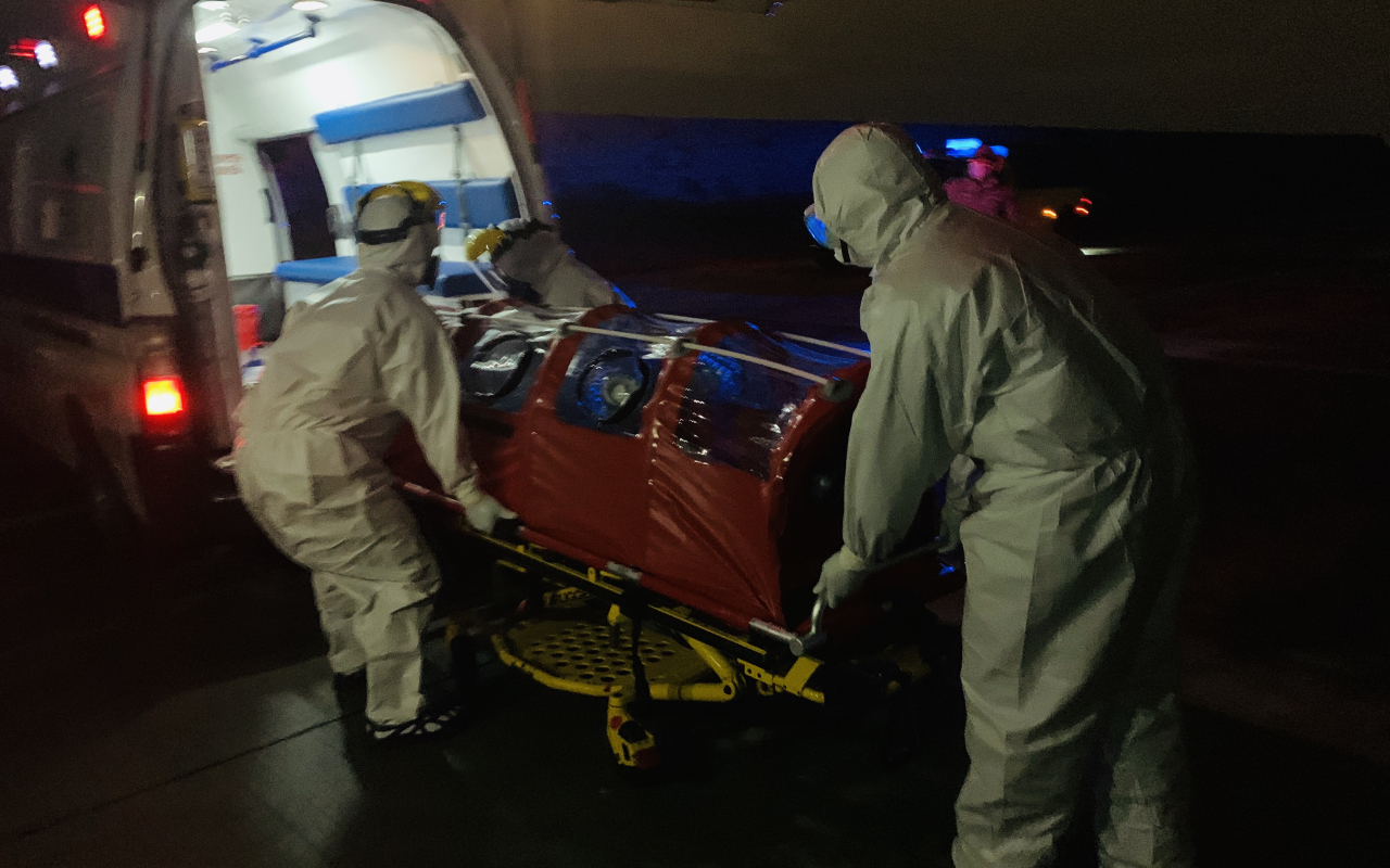 Con cámara de aislamiento Fuerza Aérea traslada a paciente con dificultades respiratorias 