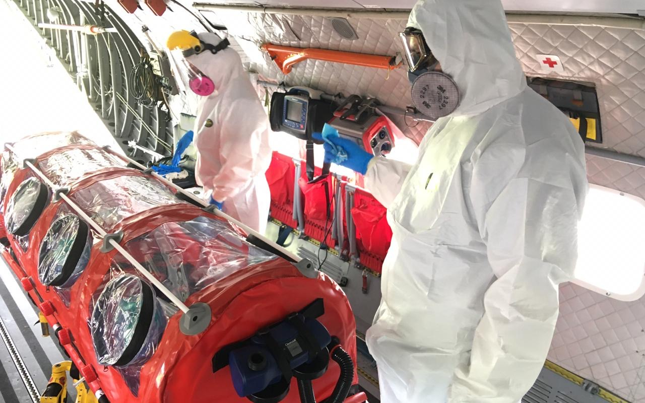 Continúan los traslados aeromédicos en cámaras de aislamiento