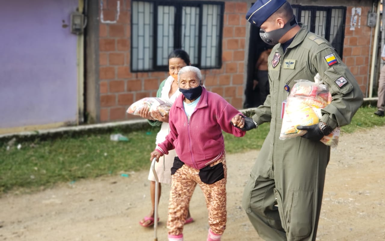 Una vez más su Fuerza Aérea Colombiana apoya a barrios vulnerables durante esta crisis sanitaria. 