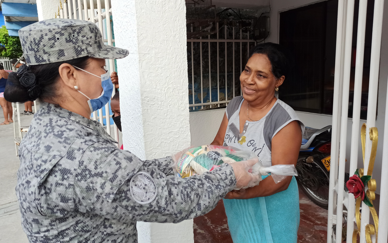  Familias de San Andrés recibieron kits de alimentos por parte de su Fuerza Aérea Colombiana 