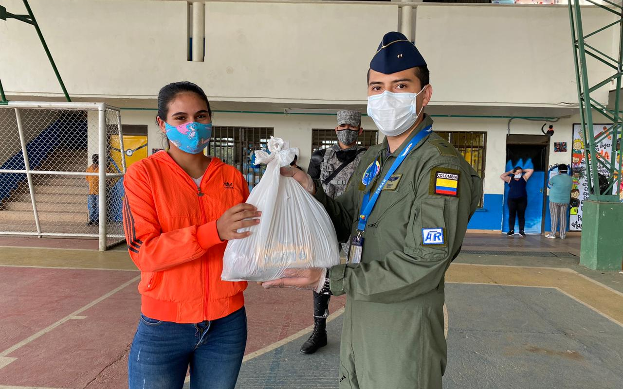 Una vez más su Fuerza Aérea muestra su solidaridad con la población vulnerable
