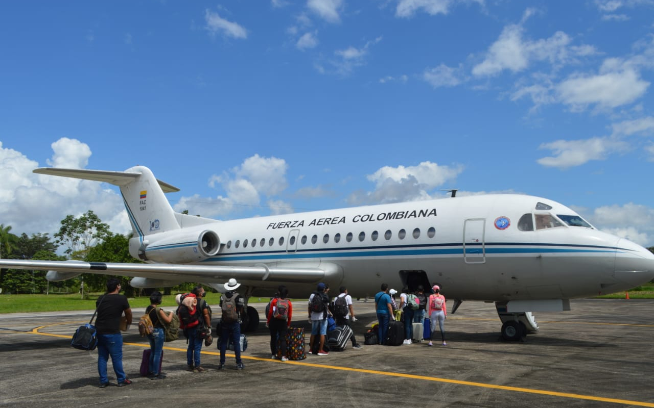 Vuelo humanitario de su Fuerza Aérea transporta a jóvenes estudiantes hasta el Putumayo