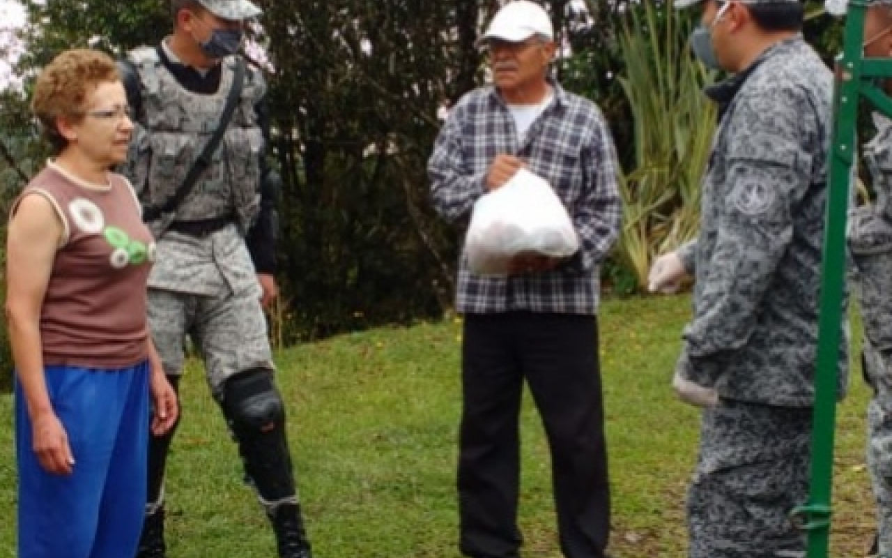 La misión continúa, su Fuerza Aérea entrega mercados a habitantes del oriente antioqueño