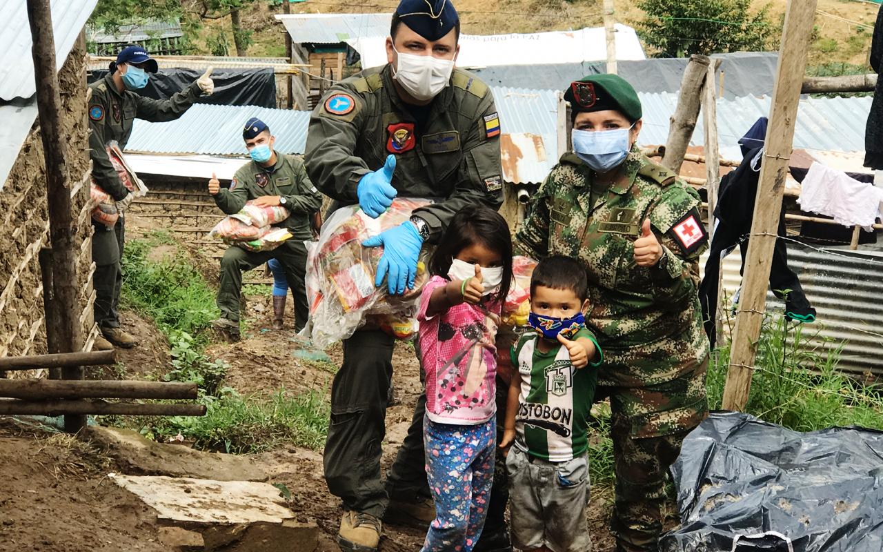 La Fuerza Aérea continua entregando ayudas humanitarias a familias del Tolima  