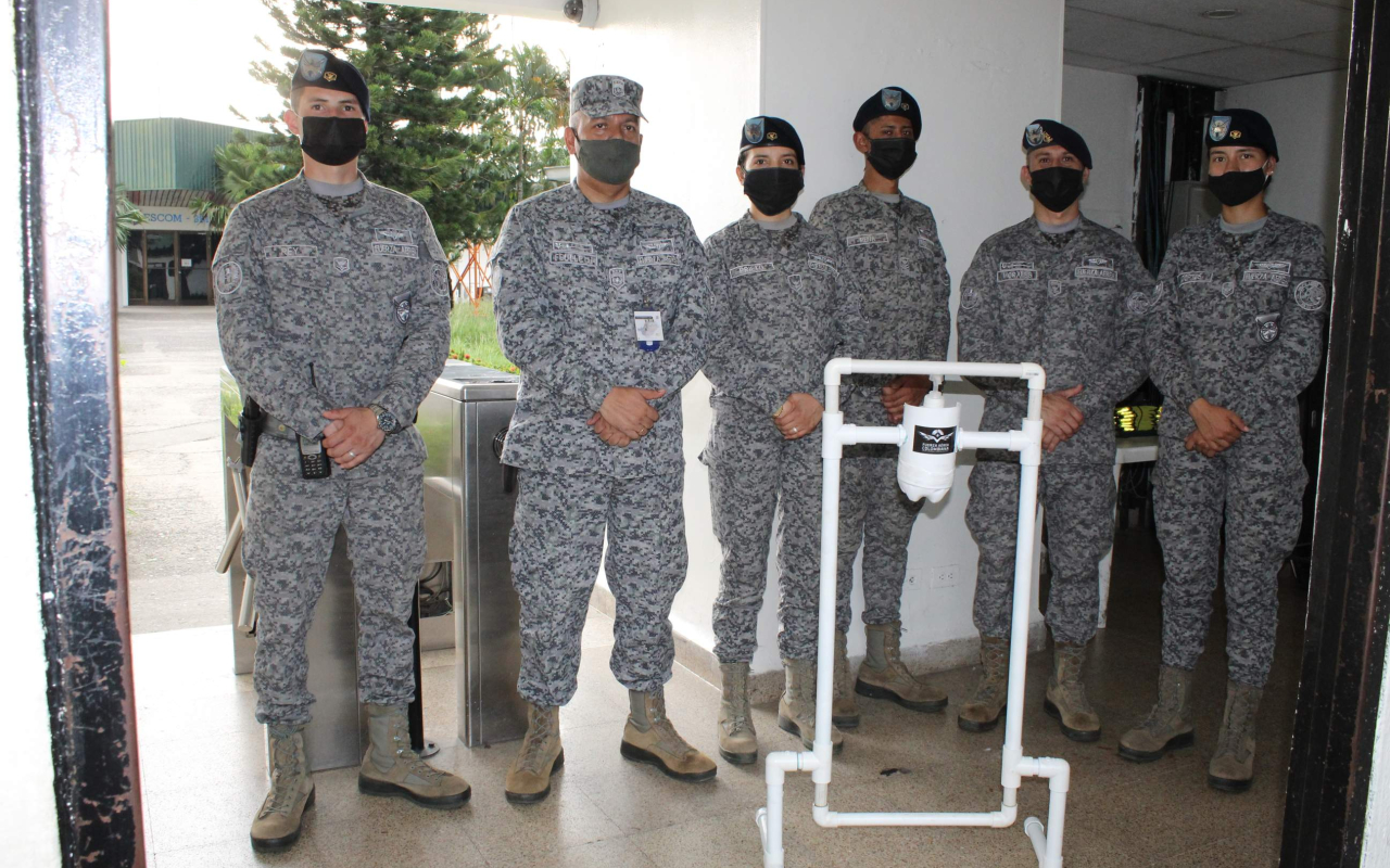 Suboficiales utilizaron su ingenio para crear dispensadores de antibacterial