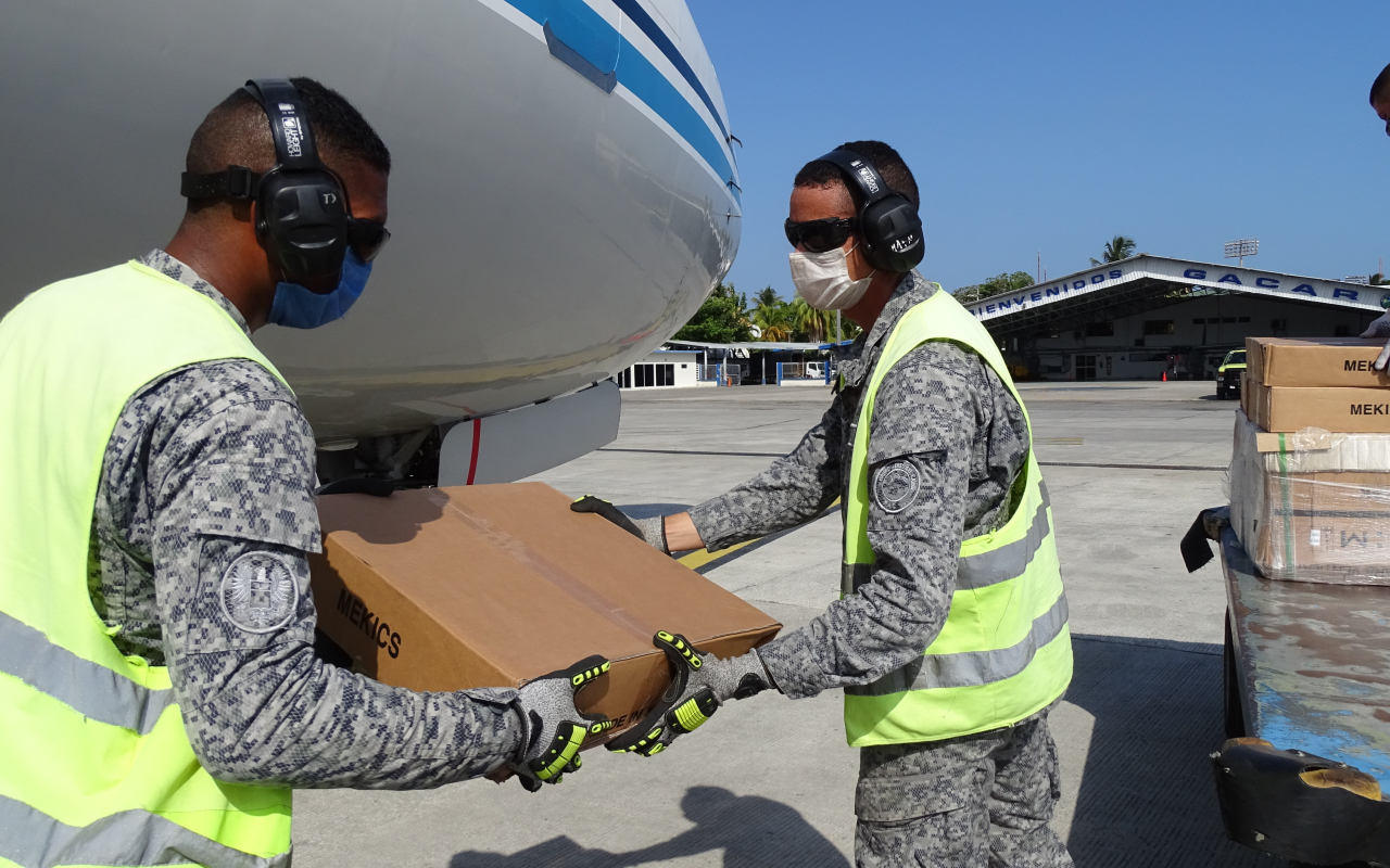 Su Fuerza Aérea Colombiana trasladó insumos hospitalarios y kits de aseo hacia San Andrés Islas