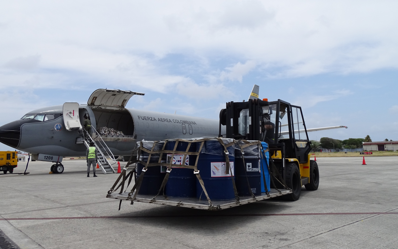 Su Fuerza Aérea realiza el traslado de materiales para la instalación de la UCI del Hospital de San Andrés