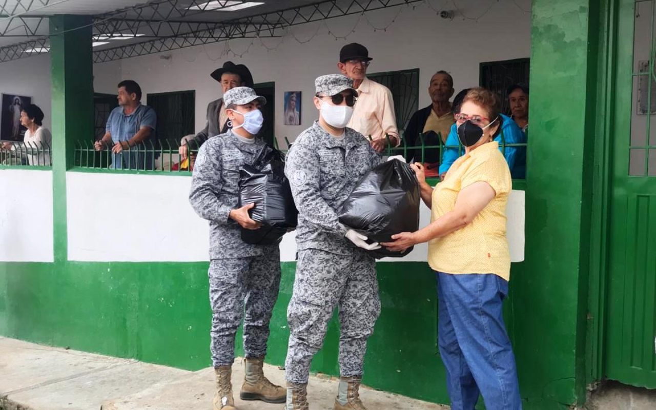 Abuelitos de Icononzo reciben ayudas de su Fuerza Aérea Colombiana