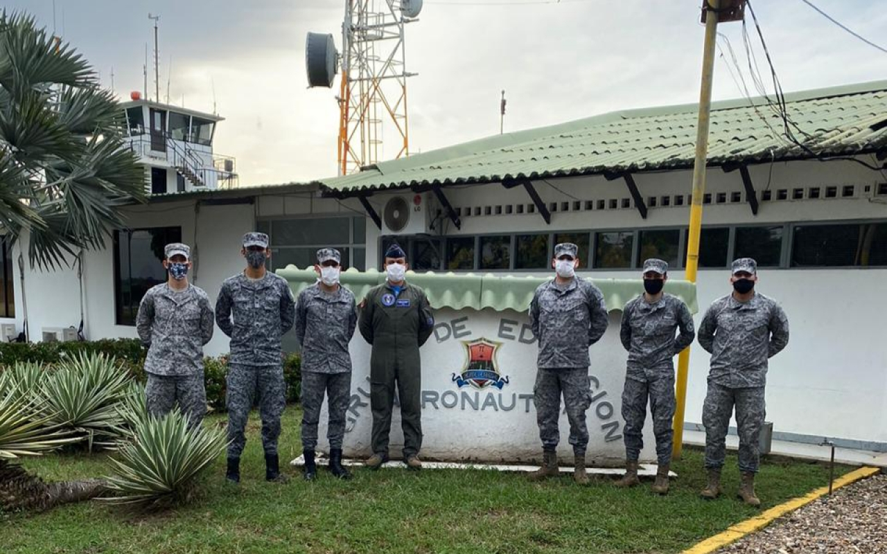 Alféreces de la Fuerza Aérea Colombiana se capacitan en especialidades del cuerpo vuelo