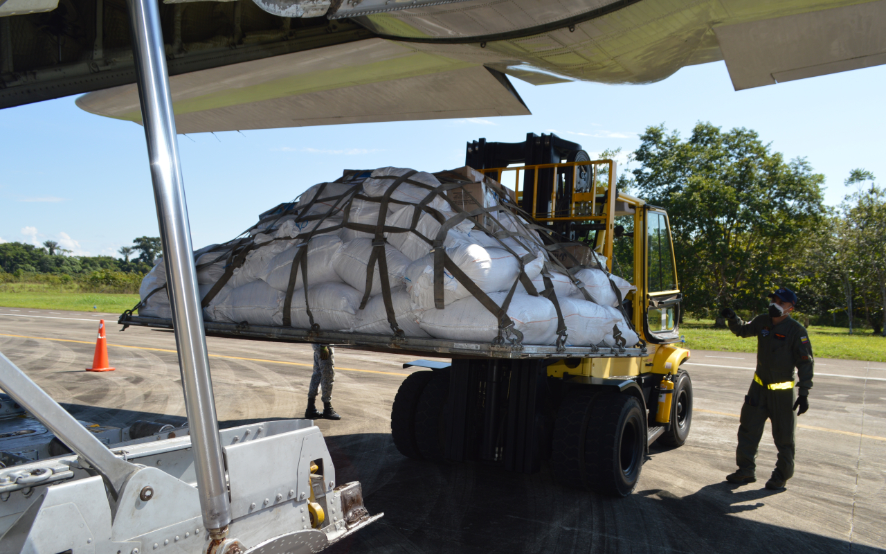 Ayudas para familias afectadas por el Covid-19 son transportadas al Amazonas por su Fuerza Aérea