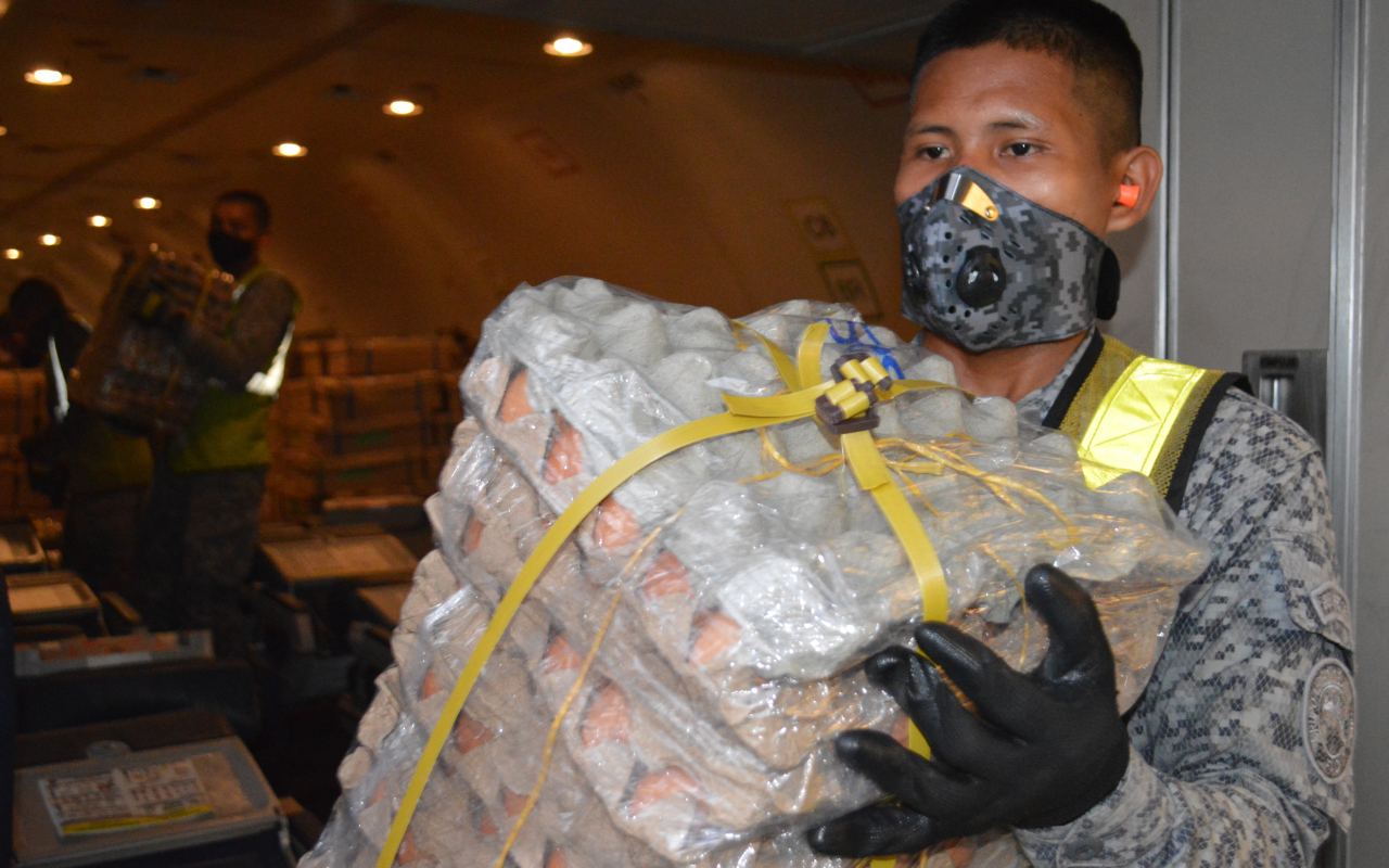 Toneladas de alimentos siguen siendo transportados por su Fuerza Aérea Colombiana para el Amazonas