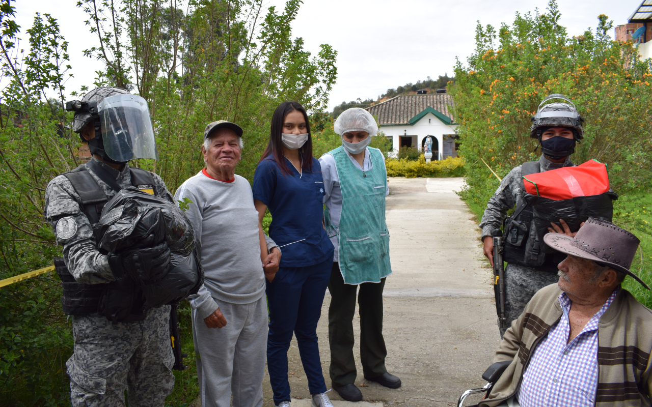 CAMAN apoya con mercados a las personas de la tercera edad 