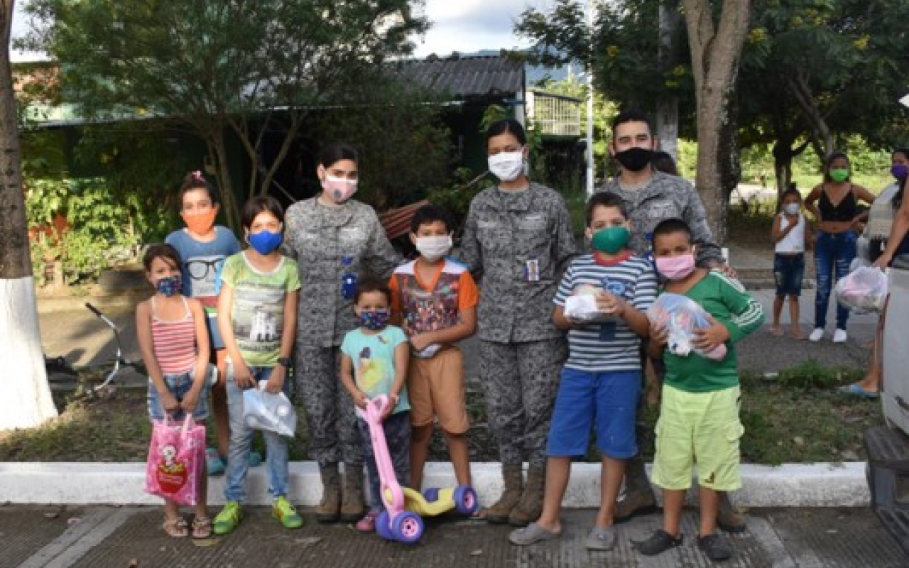 Niños de escasos recursos de Puerto Salgar son beneficiados por el CACOM-1