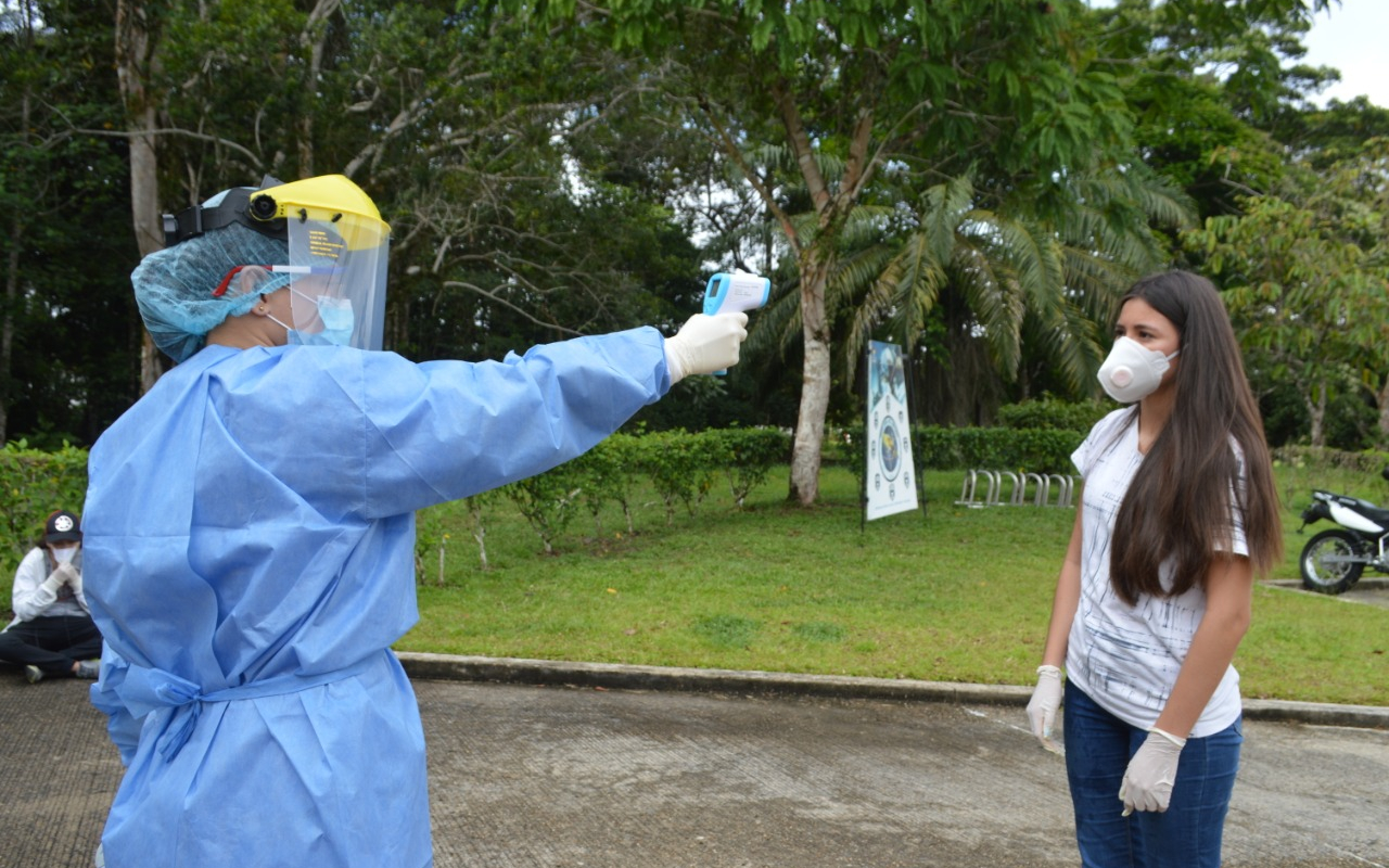 10 jóvenes indígenas regresan a su hogar en un avión de su Fuerza Aérea Colombiana  