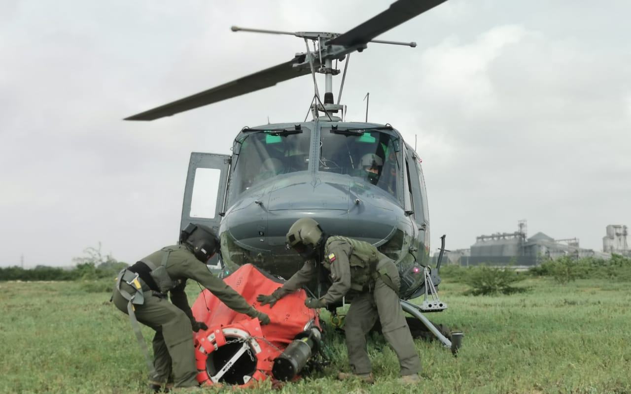 Helicóptero de la Fuerza Aérea Colombiana apoya la extinción de incendio en Isla Salamanca
