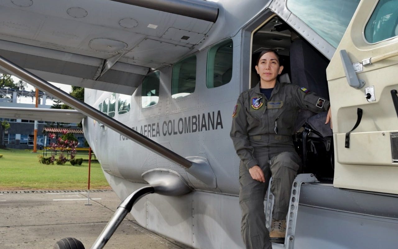Orgullosa de portar las alas de piloto militar