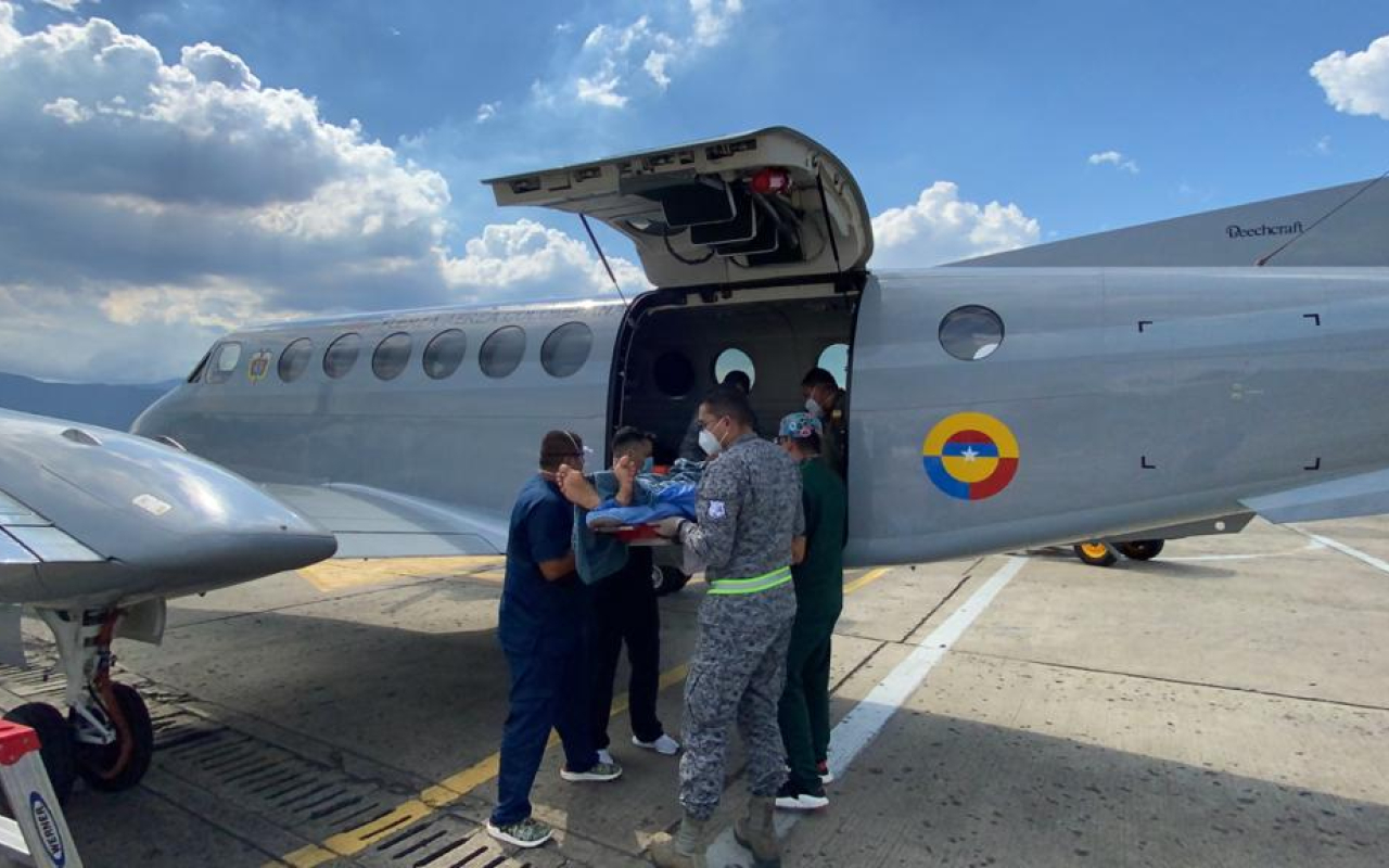 Aeronaves de su Fuerza Aérea salvan la vida de adulto mayor en Tumaco, Nariño