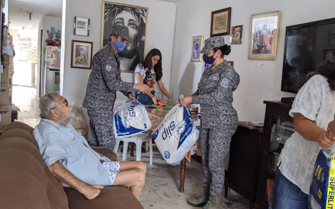 Familia vulnerable de Cali recibe apoyo de su Fuerza Aérea Colombiana