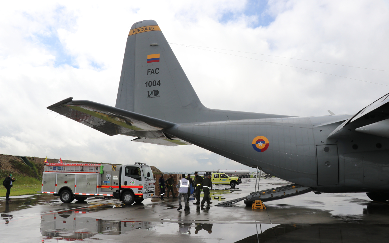 Camión de bomberos y ayudas humanitarias fueron transportados a Leticia por su Fuerza Aérea 