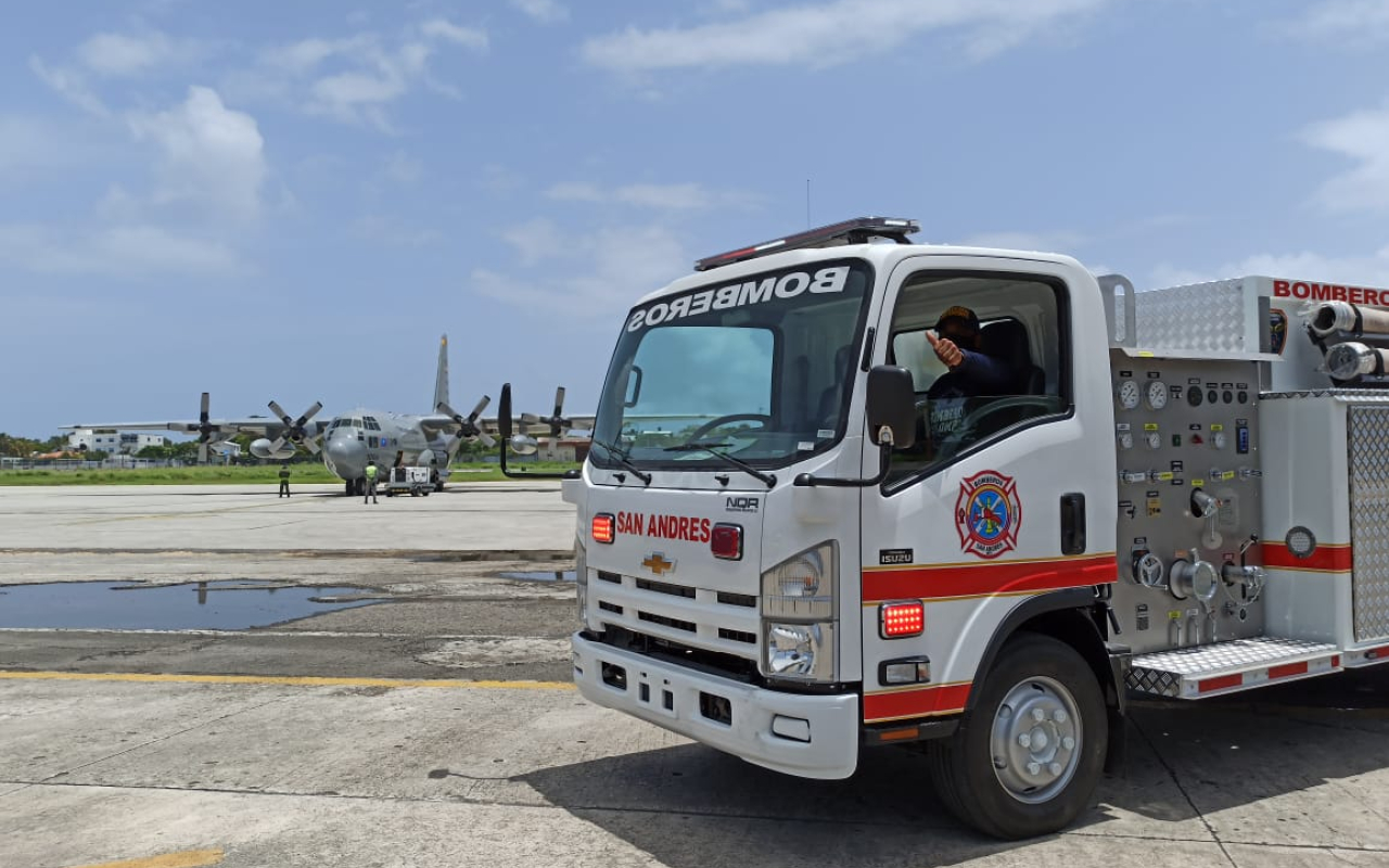  Carro de bomberos fue trasladado por su Fuerza Aérea en beneficio de la comunidad del Archipiélago