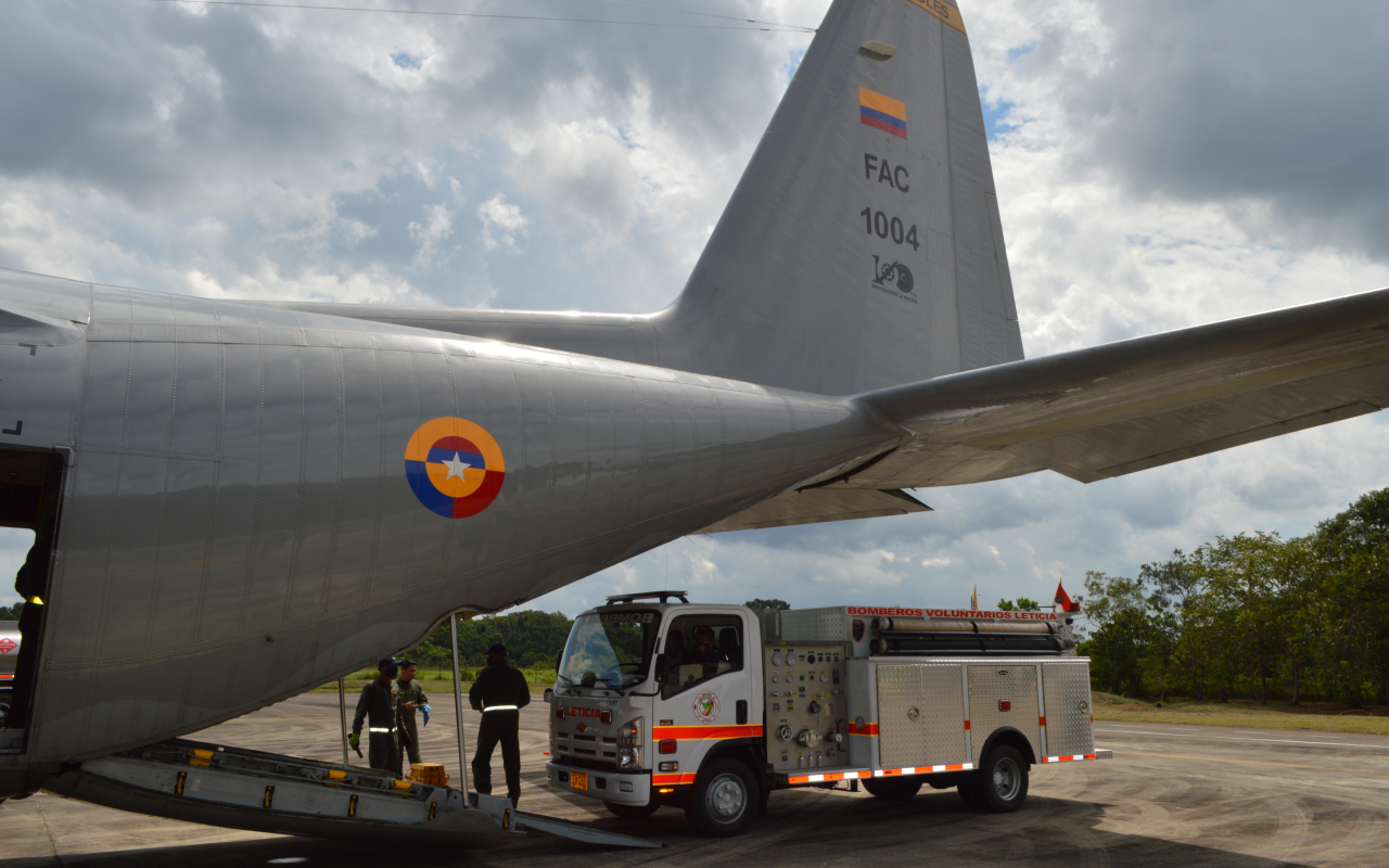 Vehículo cisterna que fortalecerá al Cuerpo de Bomberos del Amazonas fue transportado por su Fuerza Aérea