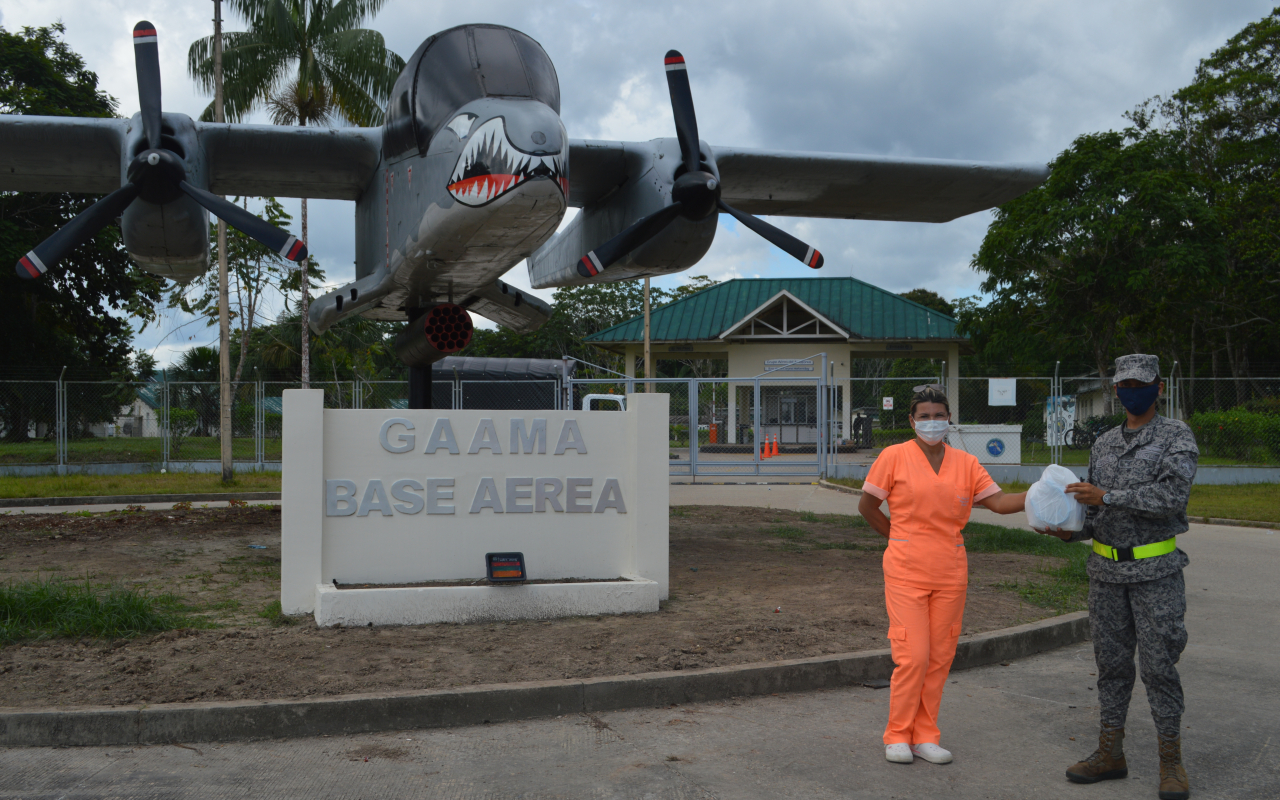 Kits de bioseguridad para odontólogos del Amazonas, son transportados por su Fuerza Aérea 
