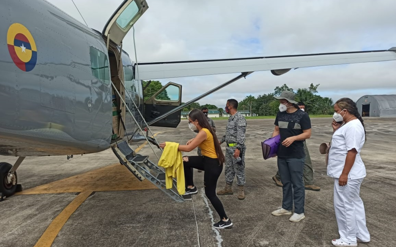 Personal de la salud fue transportado hasta área de difícil acceso del Amazonas por su Fuerza Aérea Colombiana