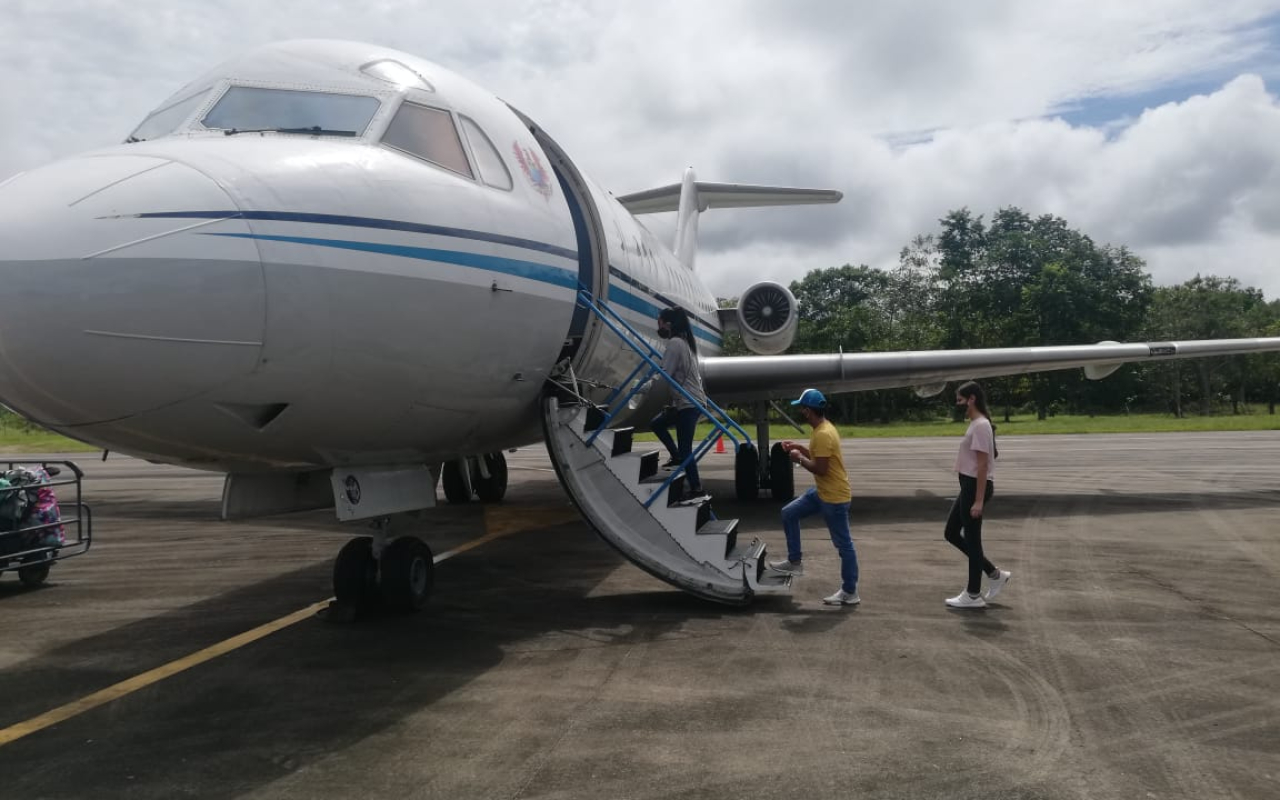 En un vuelo humanitario de su Fuerza Aérea Colombiana estudiantes retornan a sus hogares