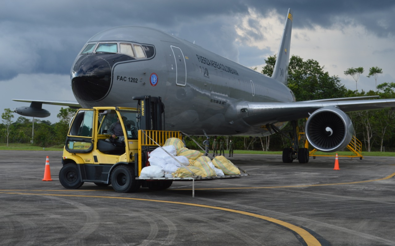 Ayudas para estudiantes y sus familias llegaron al Amazonas en un avión de su Fuerza Aérea