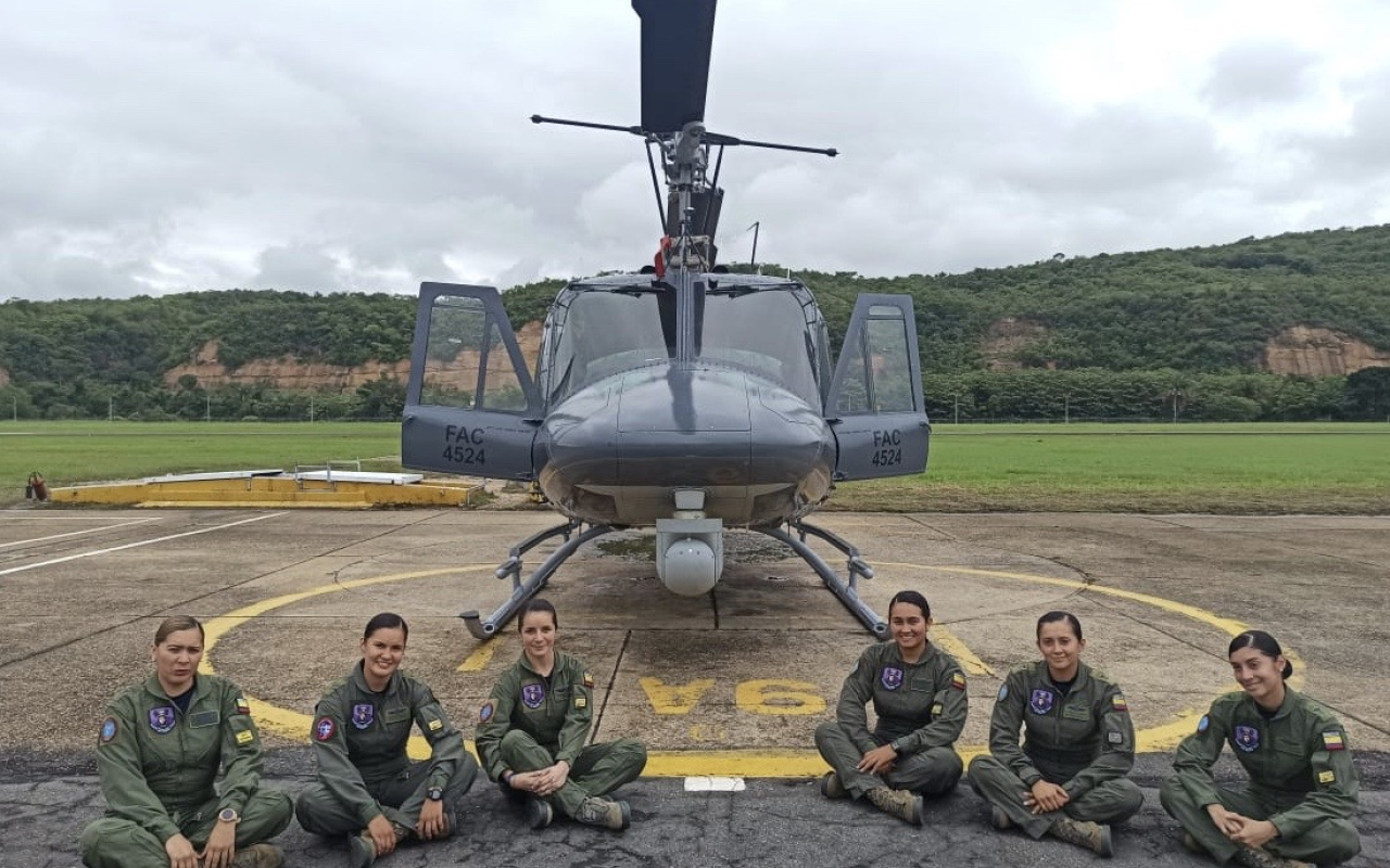 Mujeres militares con las botas bien puestas
