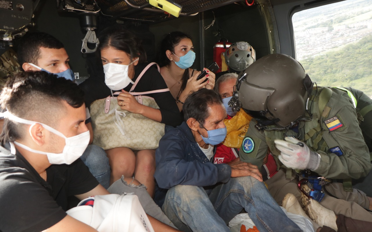 Por aire, continúa el rescate de personas atrapadas por el invierno en zona rural de Villavicencio, Meta 