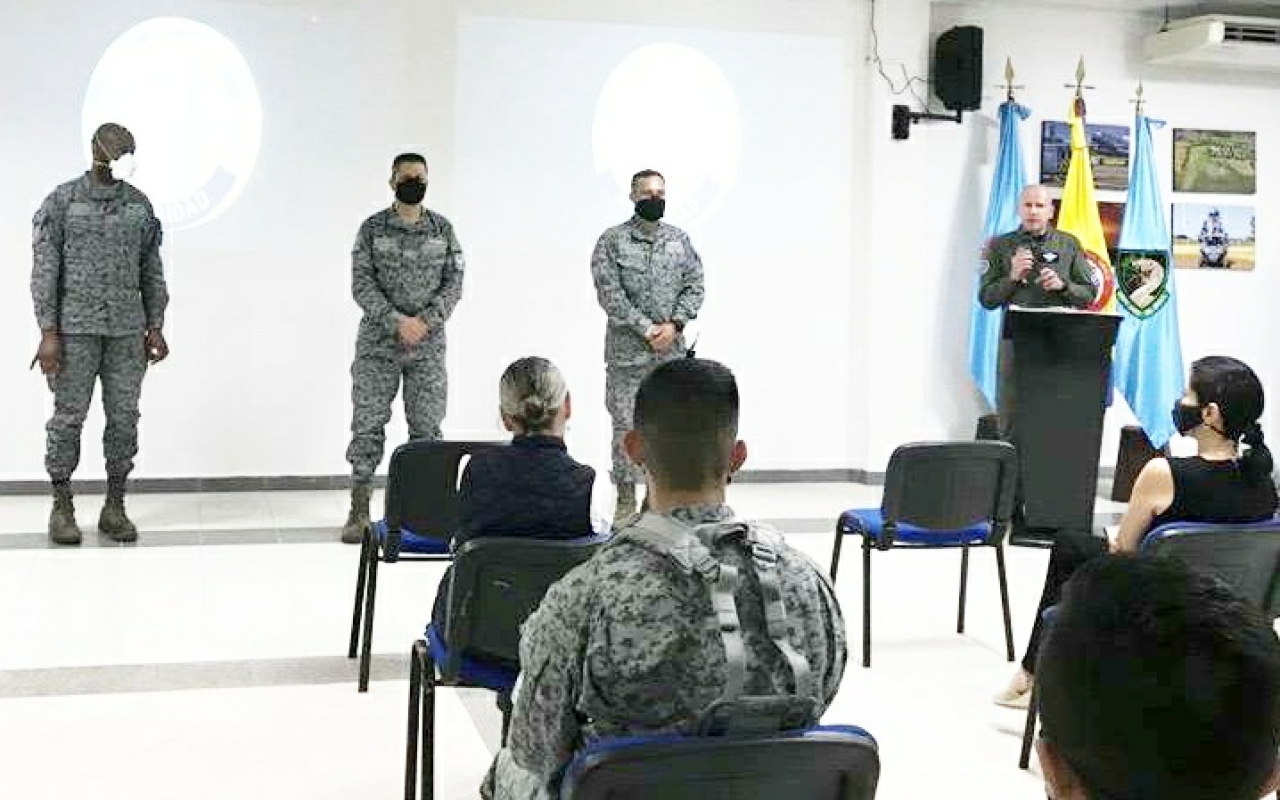 Visita del Comandante de la Fuerza Aérea  Colombiana al Grupo Aéreo del Oriente. 