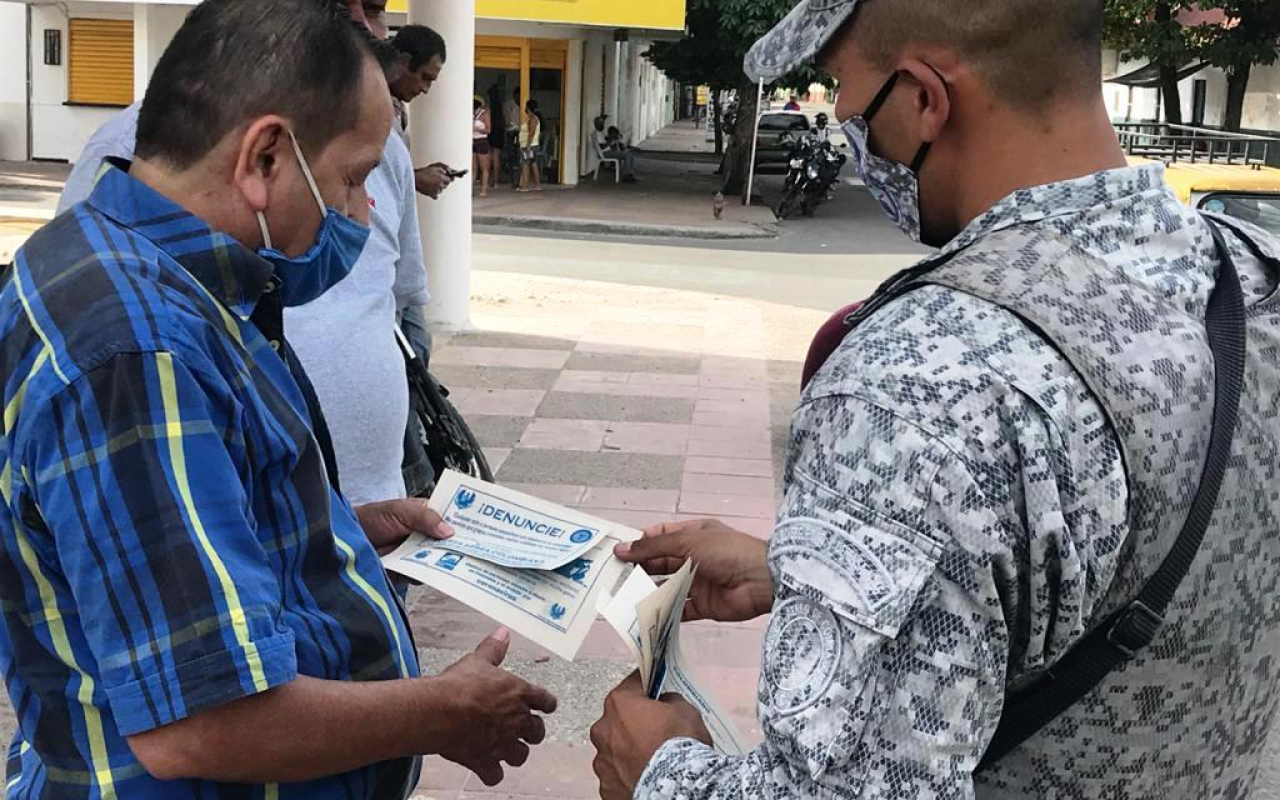 Su Fuerza Aérea realiza perifoneo terrestre y entrega de volantes para prevenir la propagación del virus COVID- 19