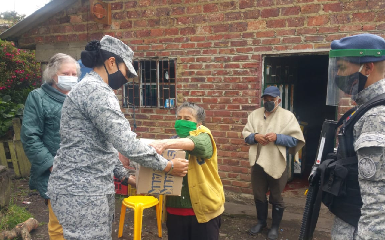 Fuerza Aérea Colombiana entrega mercados a la comunidad de Tausa Cundinamarca 
