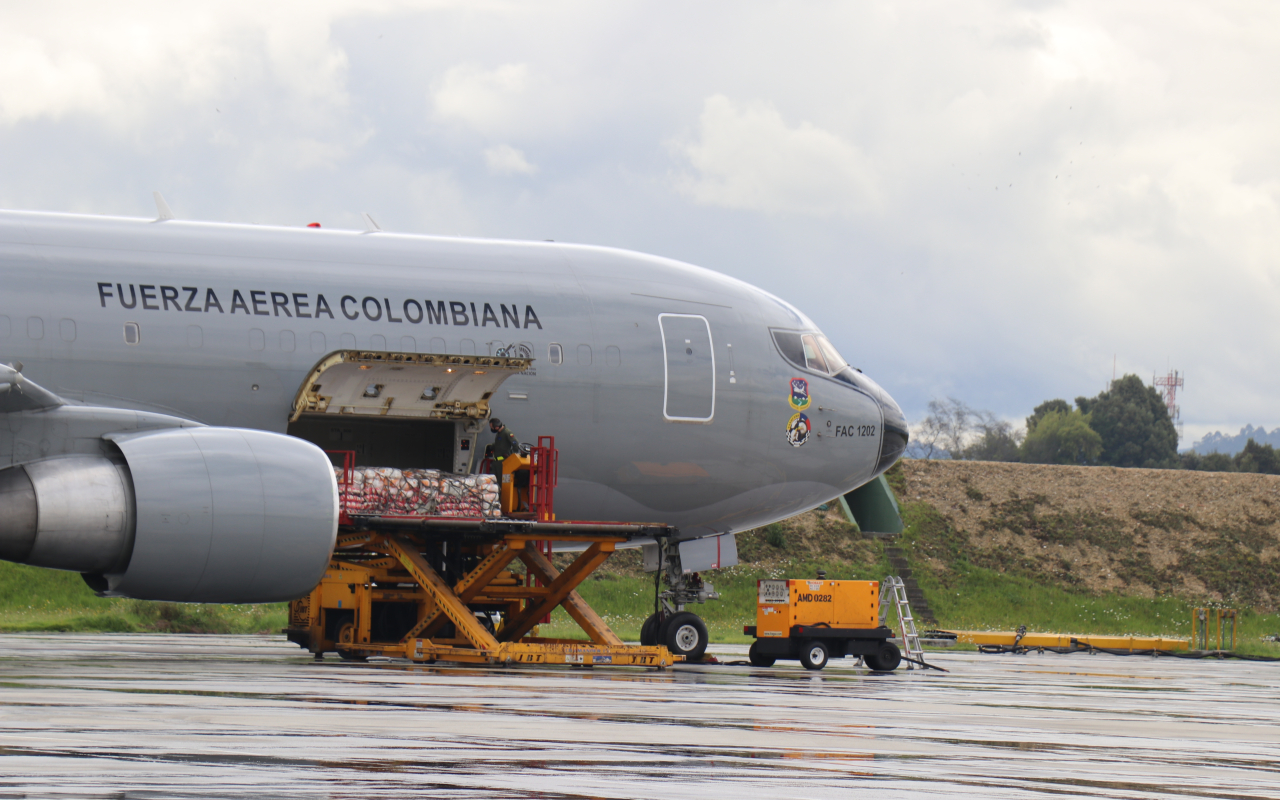 Ayudas humanitarias del programa Adulto Mayor son transportadas a Puerto Inírida