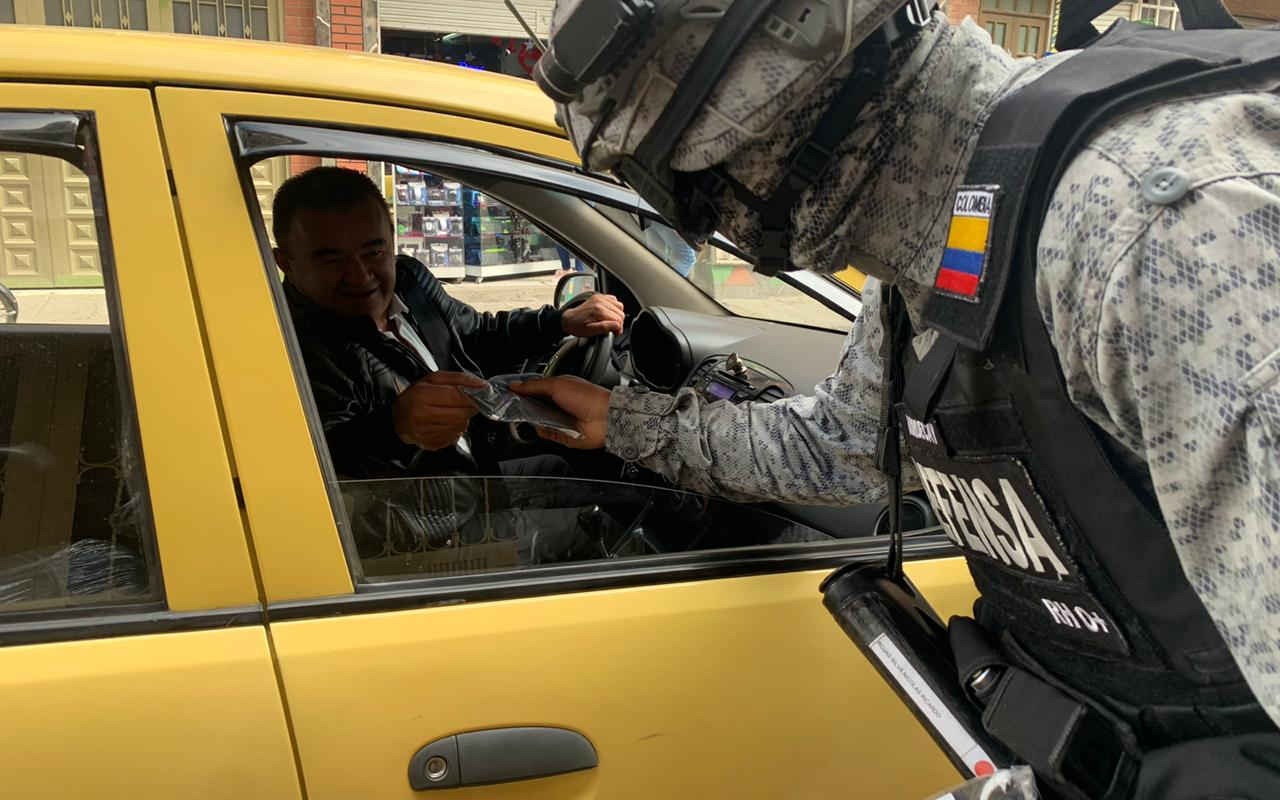 Entrega de tapabocas en el municipio de Mosquera, Cundinamarca.