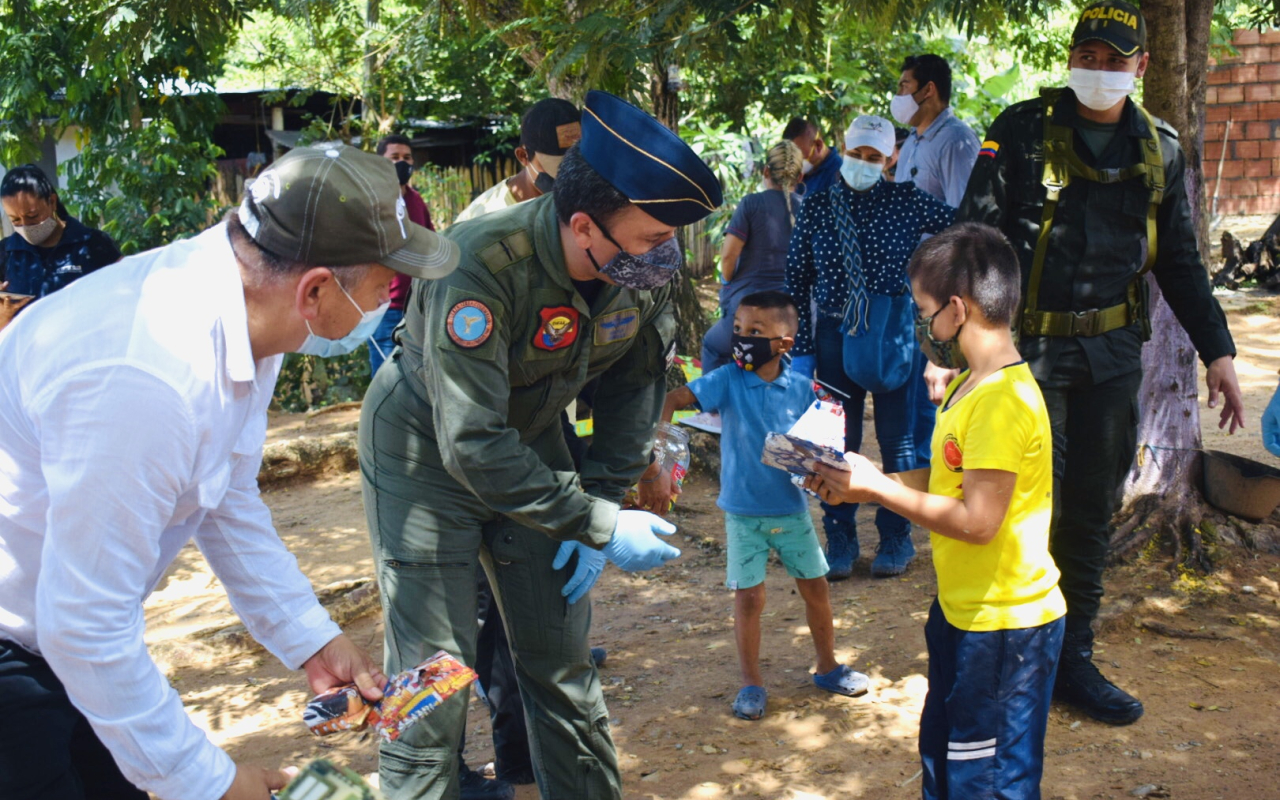 En Ataco, su Fuerza Aérea Colombiana llegó a iluminar los corazones