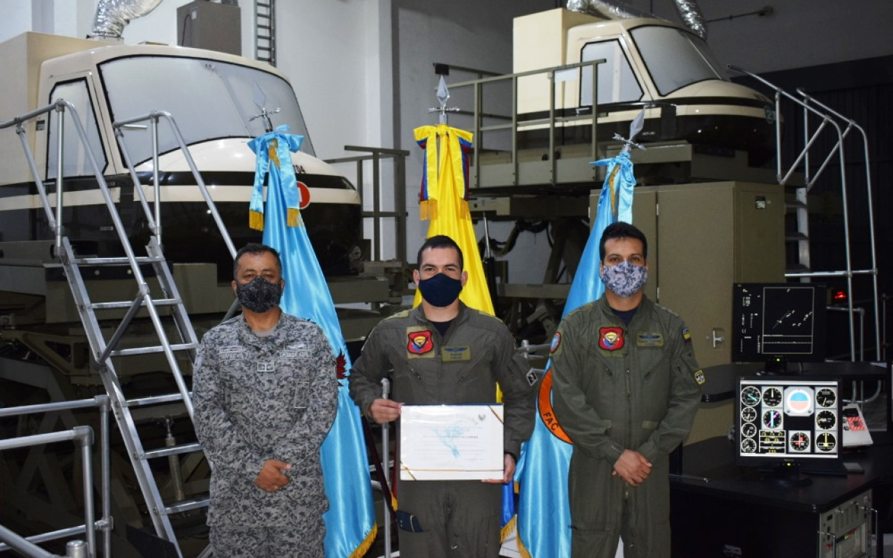 Oficiales de todas las Fuerzas se preparan como instructores de vuelo en la Escuela de Helicópteros para las Fuerzas Armadas.