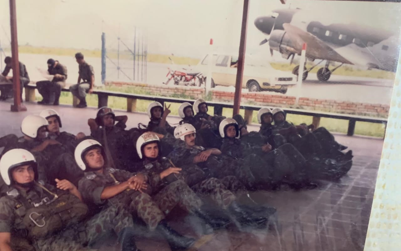Los inicios del paracaidismo de su Fuerza Aérea en el Caquetá