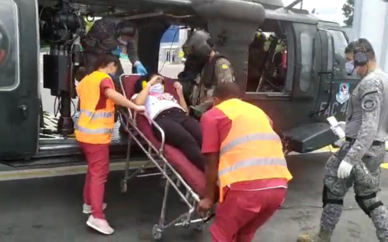 Mujer en estado crítico de embarazo es trasladada por su Fuerza Aérea Colombiana