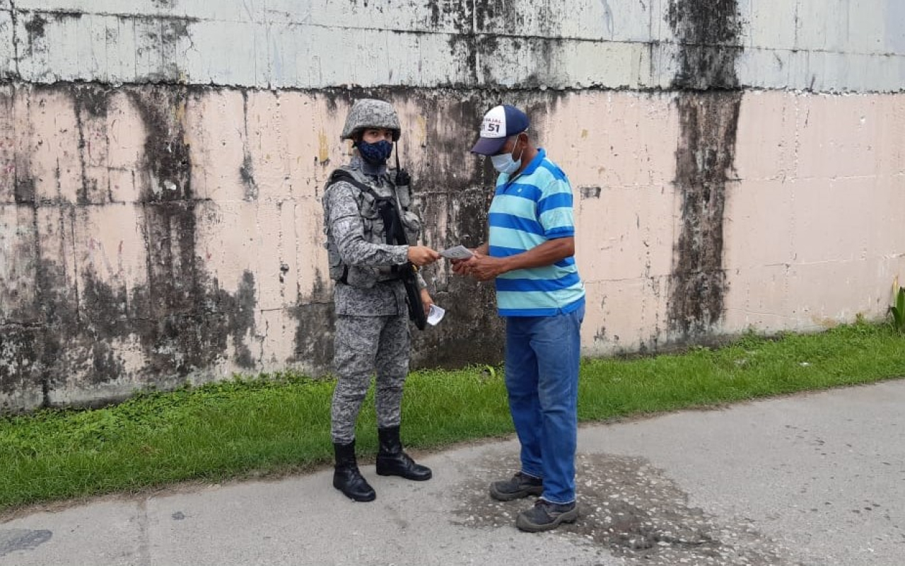  A través de patrullajes terrestres su Fuerza Aérea realiza campaña de entrega de volantes