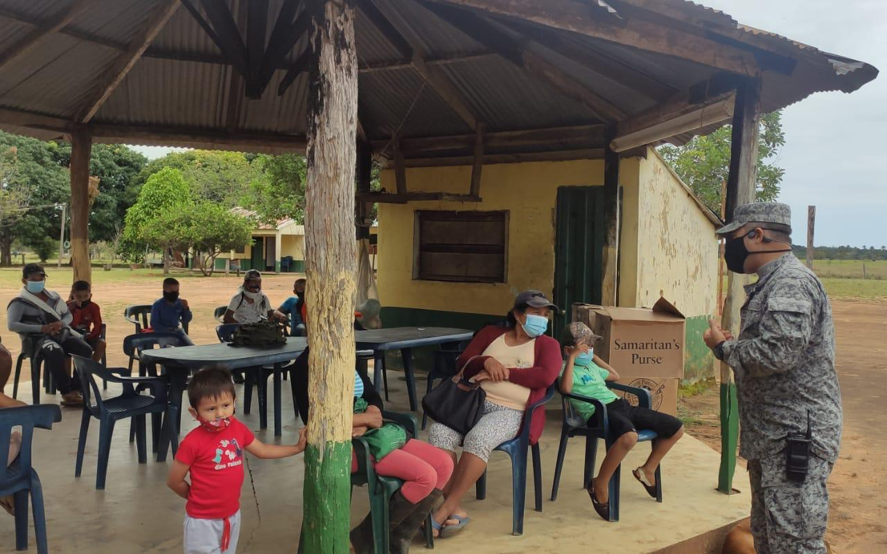 Su Fuerza Aérea continúa entregando kits escolares en el Vichada