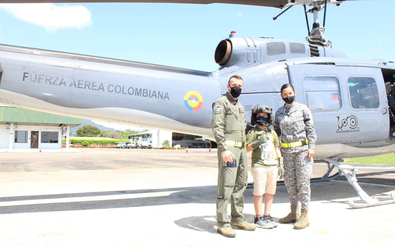 Manuel cumplió el sueño de conocer un helicóptero de su Fuerza Aérea Colombiana