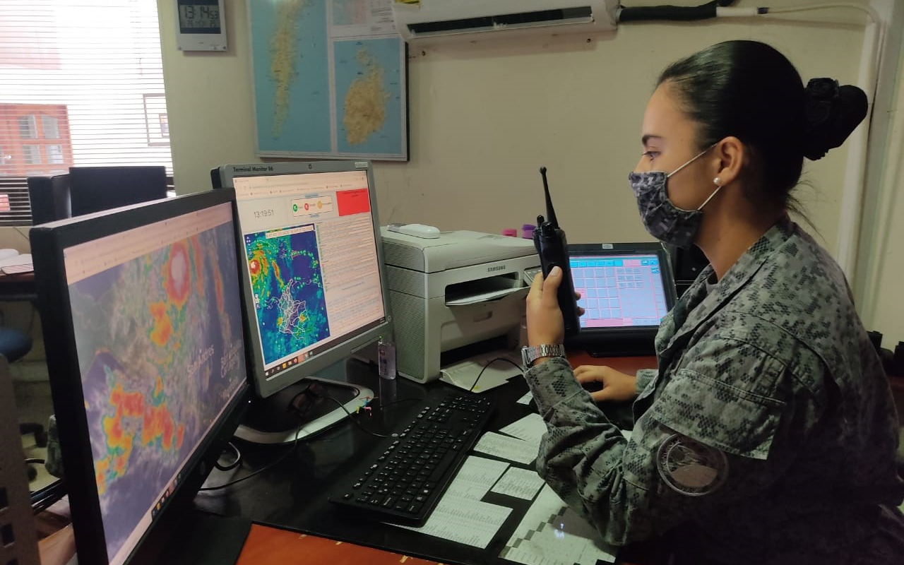 Mujeres que lideran y controlan el tránsito  aéreo en el GACAR