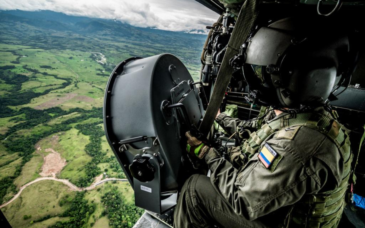 Con Helicópteros de su Fuerza Aérea contundentes mensajes son difundidos a la población civil y a los integrantes de grupos armados