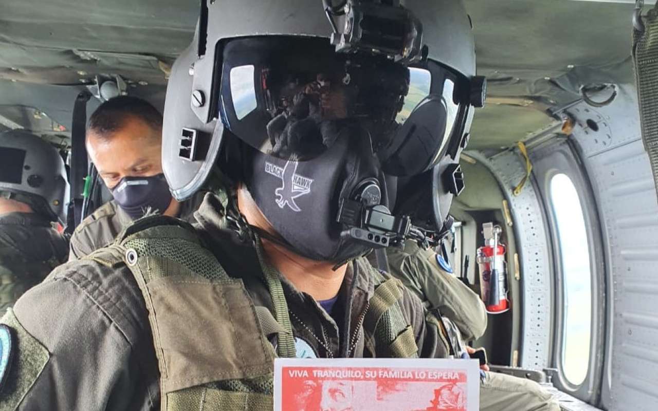 Con sobrevuelos en zonas rurales su Fuerza Aérea invita a la desmovilización y dejación de armas 