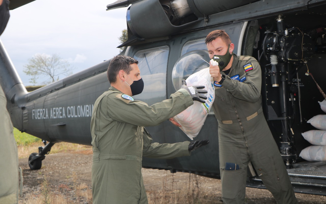 Continúan las operaciones de transporte aéreo de mercados en el departamento del Meta
