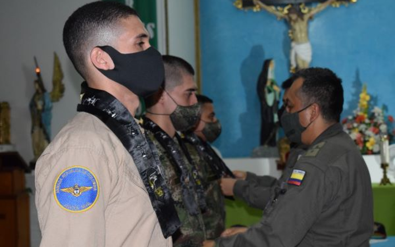Bendición de bufandas del curso No. 72 en el CACOM4